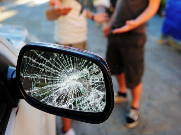 Litiga con la ragazza e si sfoga a pugni e calci contro un’auto in sosta