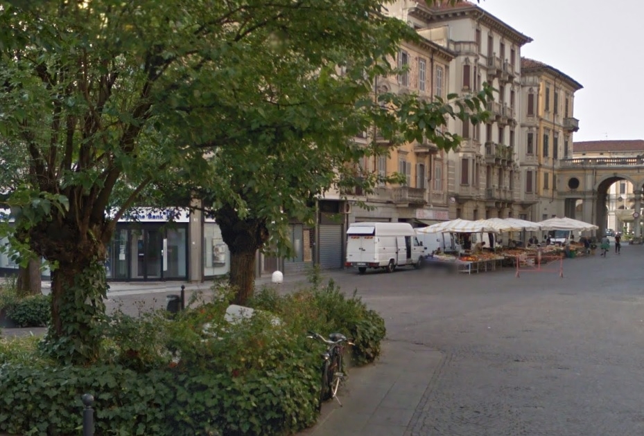 Prima si insultano e poi si affrontano con una scopa e una catena della bici in piazza Marconi   