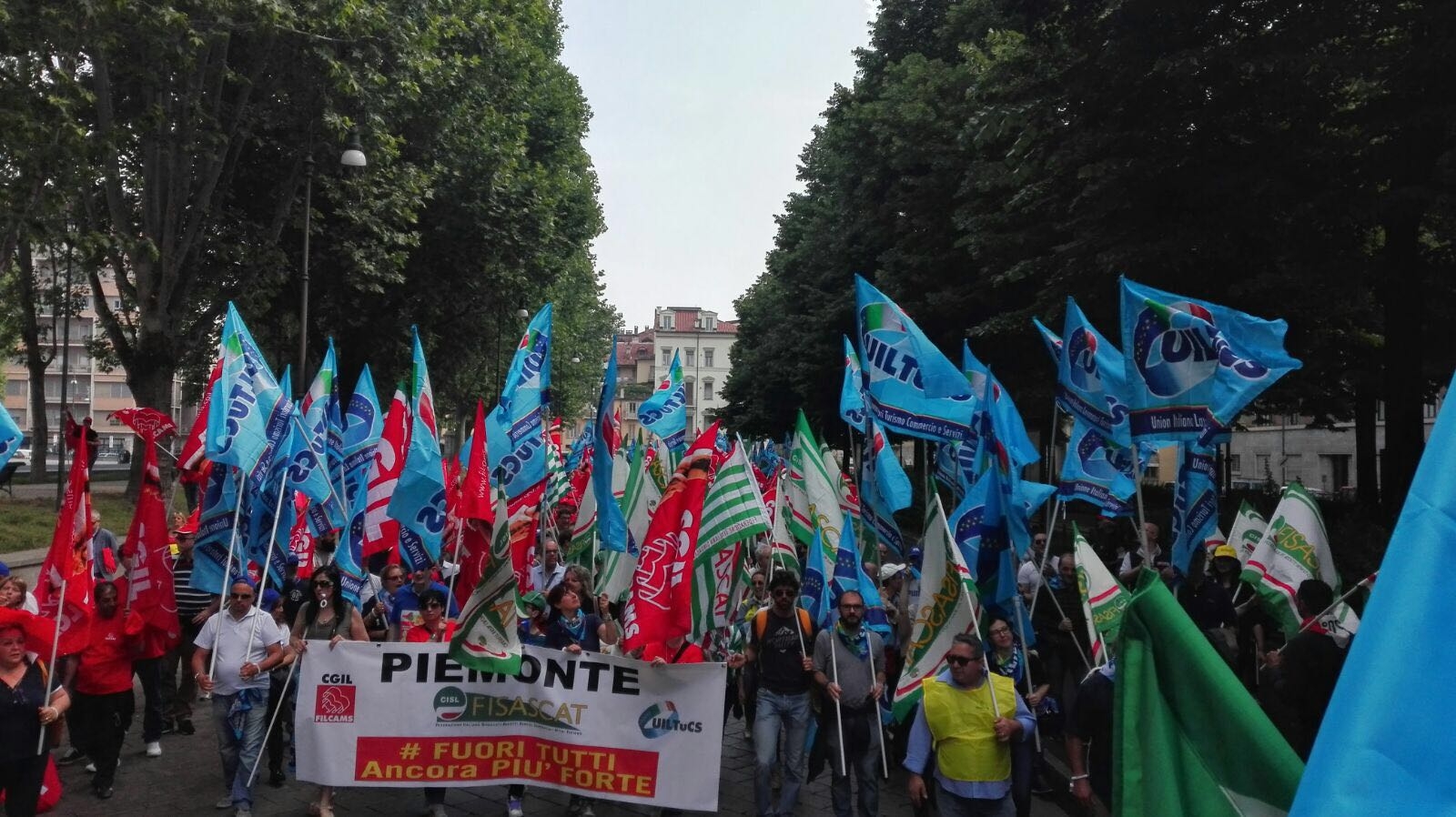 I lavoratori della grande distribuzione sono #tuttifuori da supermercati e negozi per il rinnovo del contratto