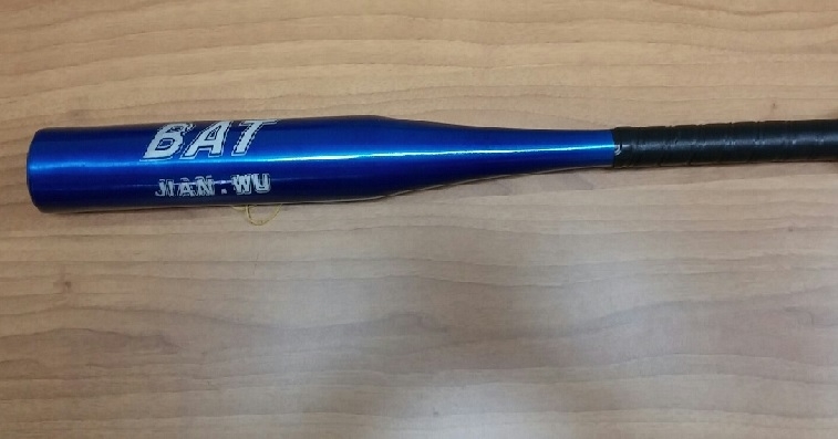 Aveva in auto una mazza da baseball: denunciato