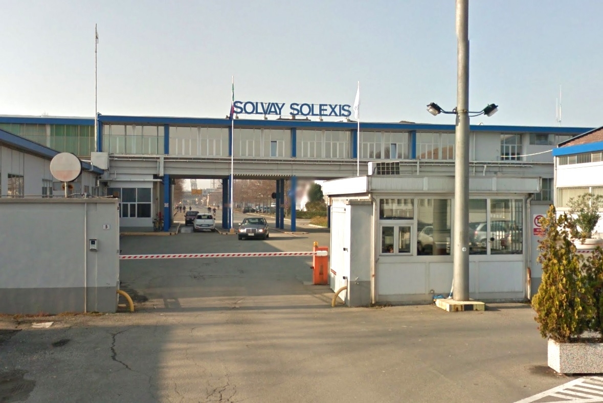 Cinque lavoratori del polo chimico portati in ospedale dopo fuoriuscita di gas da una valvola