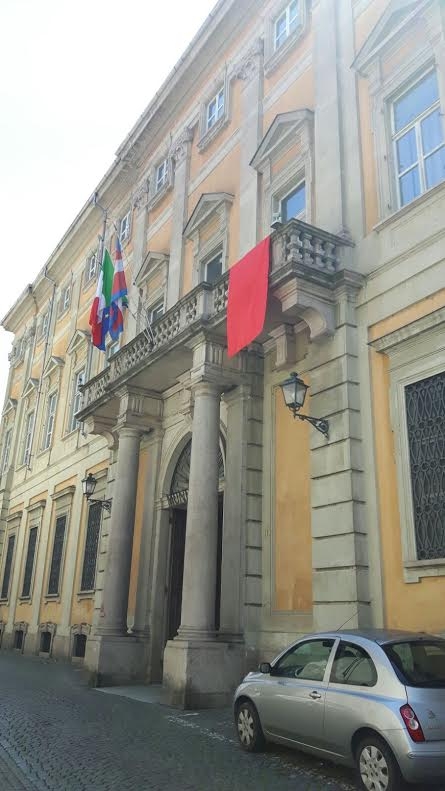 Un drappo rosso esposto a Valenza contro il femminicidio