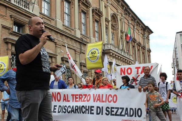 “Nessuno rovinerà la Valle Bormida”: mille “nasi blu” nelle vie di Alessandria [FOTO]