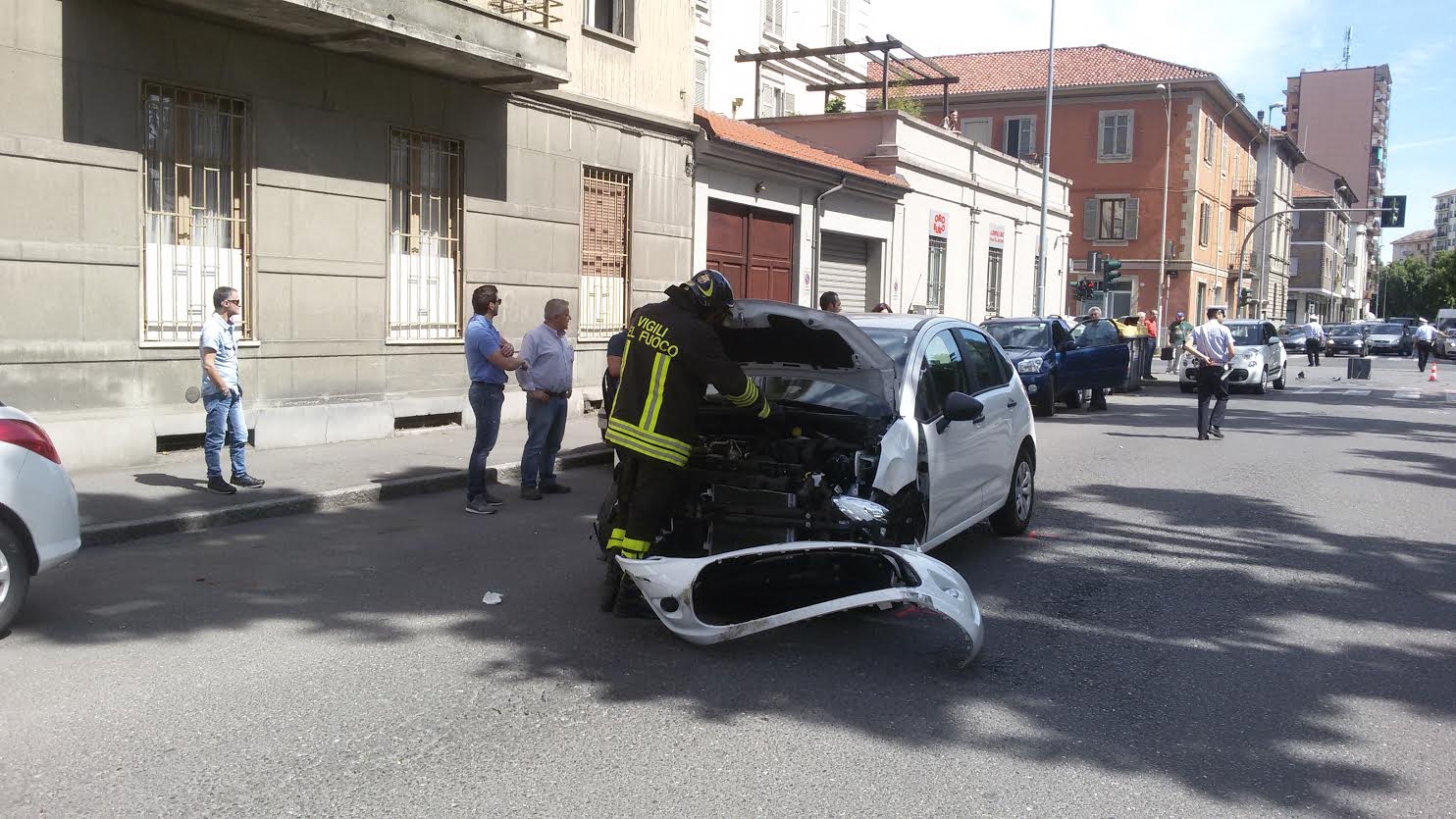 Incidente tra tre auto: una si ribalta