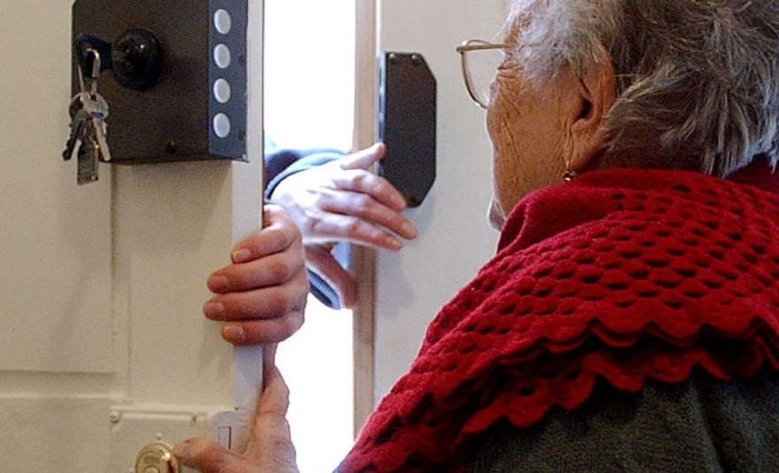 “Sono un dipendente dell’acquedotto” e le ruba i gioielli d’oro