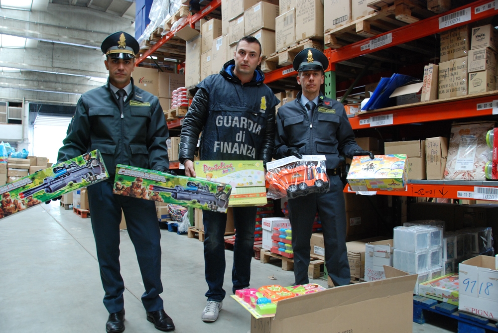 Frode in commercio per un ingrosso: undicimila prodotti sequestrati dalla Guardia di Finanza