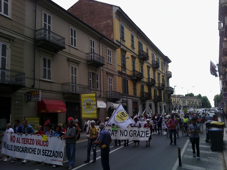 Dalla Valle Bormida per dire che “con l’acqua non si scherza”: la manifestazione nelle vie di Alessandria