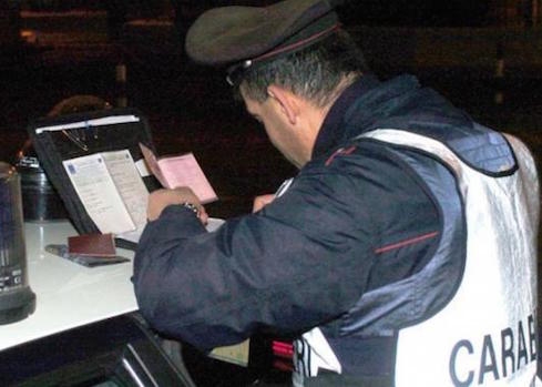 Minaccia di dare fuoco all’auto dei Carabinieri dopo intervento per targa prova falsa
