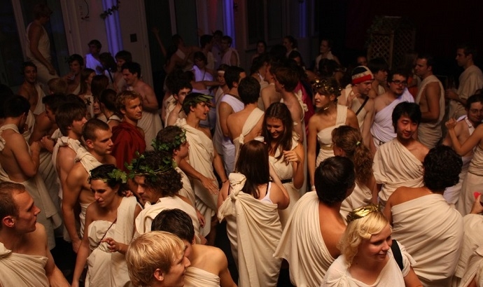 Acqui si mette la toga, torna la Notte Bianca Romana“Balnea vina venus”