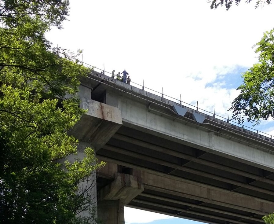 Minacciava di gettarsi dal viadotto dell’A26. Salvato da Polizia Stradale e Vigili del Fuoco