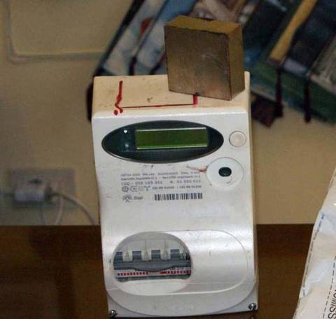 Un magnete per pagare meno energia elettrica: denunciato un commerciante di Frassineto