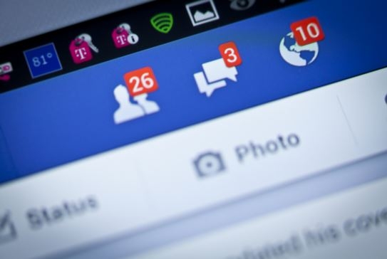 Mette in vendita su Facebook un casco rubato: denunciato per ricettazione