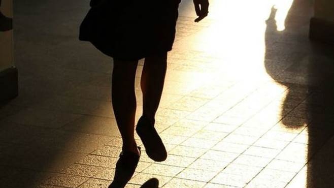 Appostamenti sotto casa e messaggi minatori alla giovane ex fidanzata: ai domiciliari un 47enne di Acqui