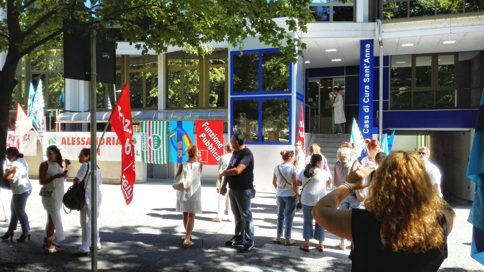 Clinica Sant’Anna: lavoratori in sciopero e quattro ore di presidio contro i licenziamenti e i tagli di orario