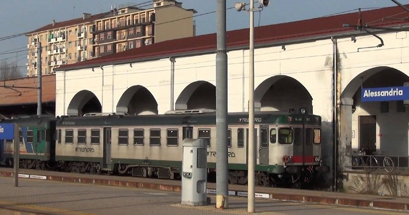Camminano su un binario e non si accorgono del treno in corsa: coppia di fidanzati salvata dalla Polfer