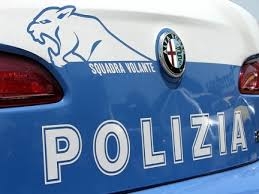 Prima gli strappa la catenina dal collo e poi lo colpisce con una catena