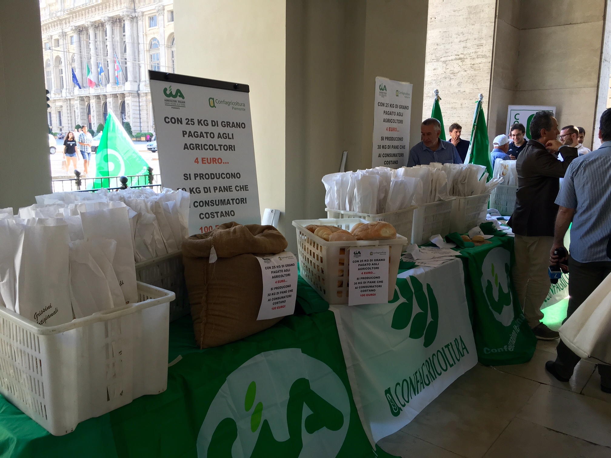 Prezzo del grano ai minimi storici: la protesta di Cia e Confagricoltura arriva a Torino