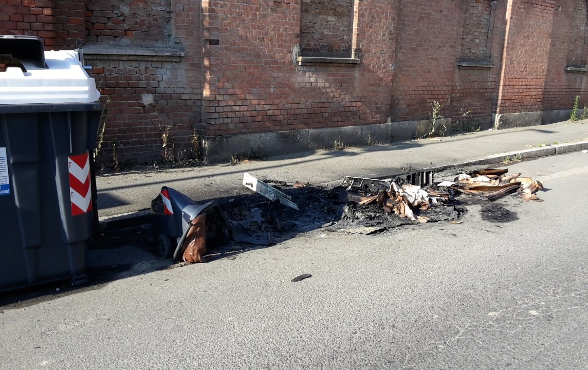 Altri cassonetti incendiati nella notte