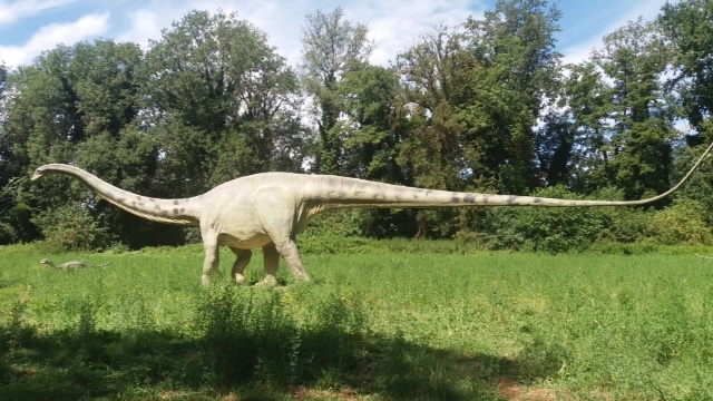 Piovera si trasforma in ‘Jurassic Park’, i dinosauri conquistano il castello