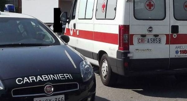 Prima distrugge l’appartamento del connazionale che l’aveva ospitato e poi lo minaccia con un coltello e un martello