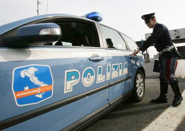 Minaccia di gettarsi dal viadotto dell’A26: la Polizia lo salva