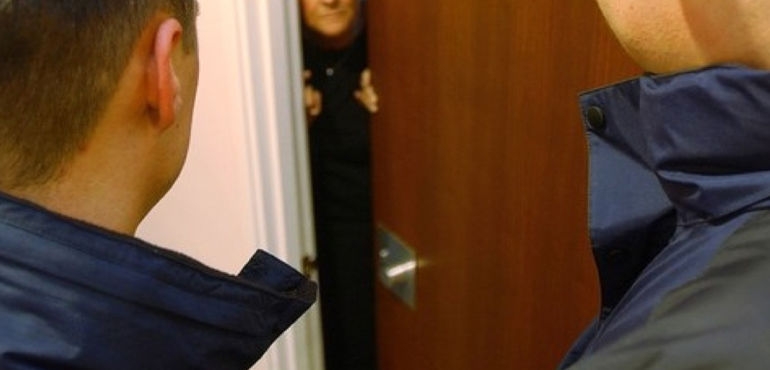 Finti vigile e operatore idrico ingannano un anziano: rubati 3 mila euro