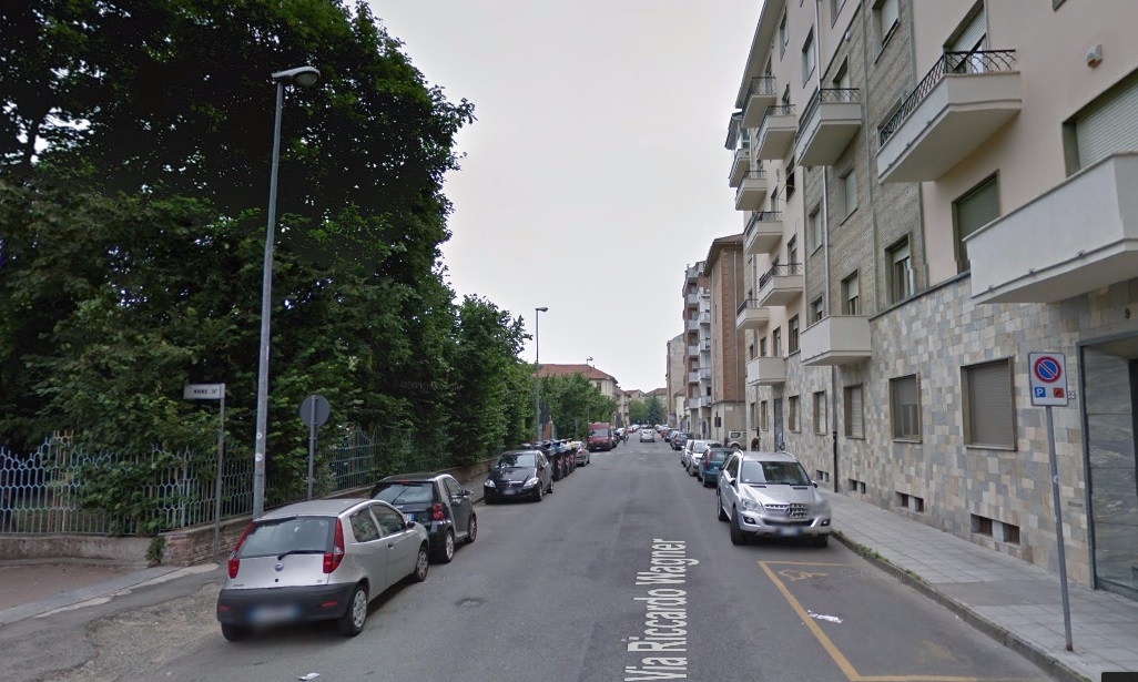 Fingeva di chiedere indicazioni stradali per rubare catenine. Denunciato scippatore del quartiere Pista