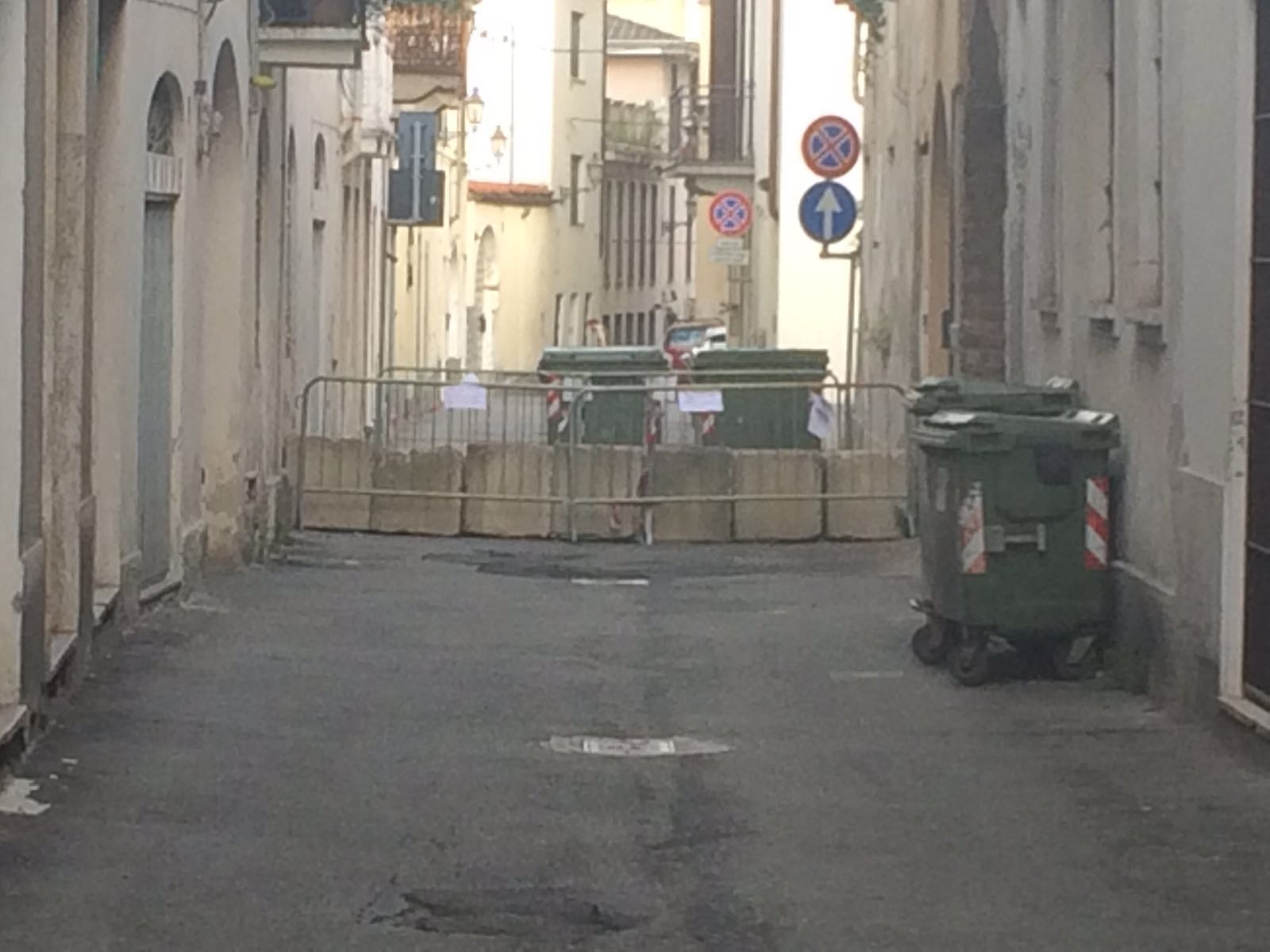 Un cittadino denuncia: “Valenza come Berlino. Transenne dividono via Solferino Est da via Solferino Ovest”