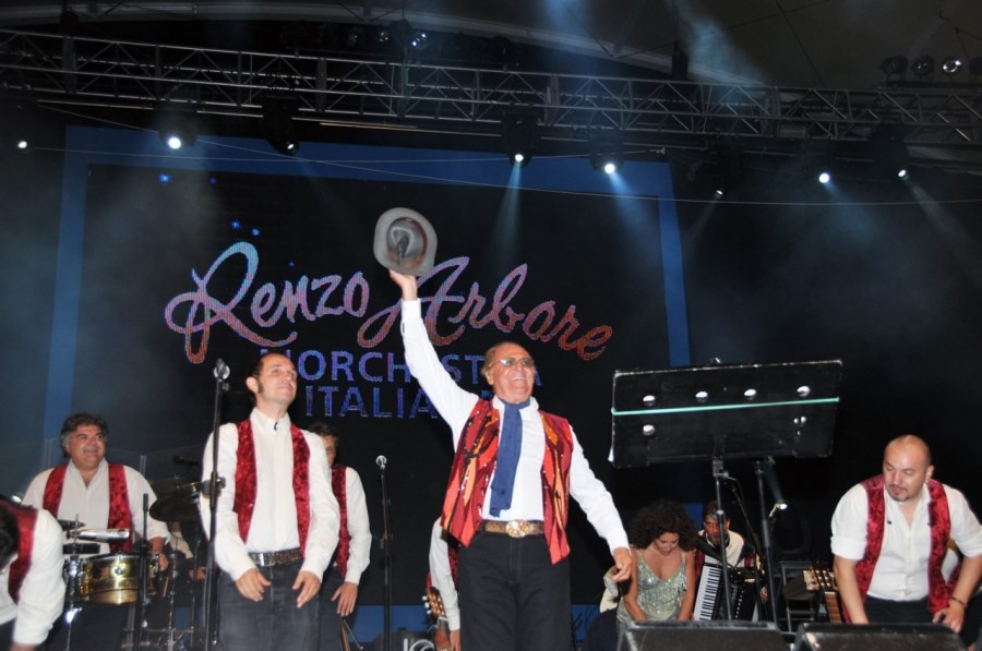Renzo Arbore sul palco di Asti Musica