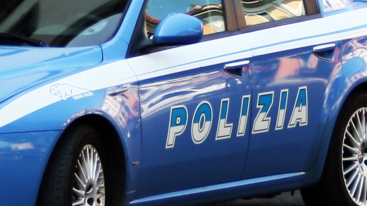 Da un anno il vicino di casa trasformava le loro notti in un incubo: obbligo di dimora per un 41enne di Mandrogne