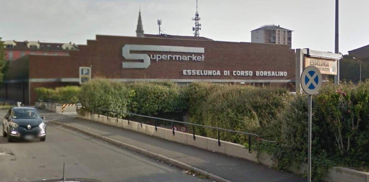Ruba più di 100 euro di prodotti al supermercato: fermata dall’addetto alla vigilanza