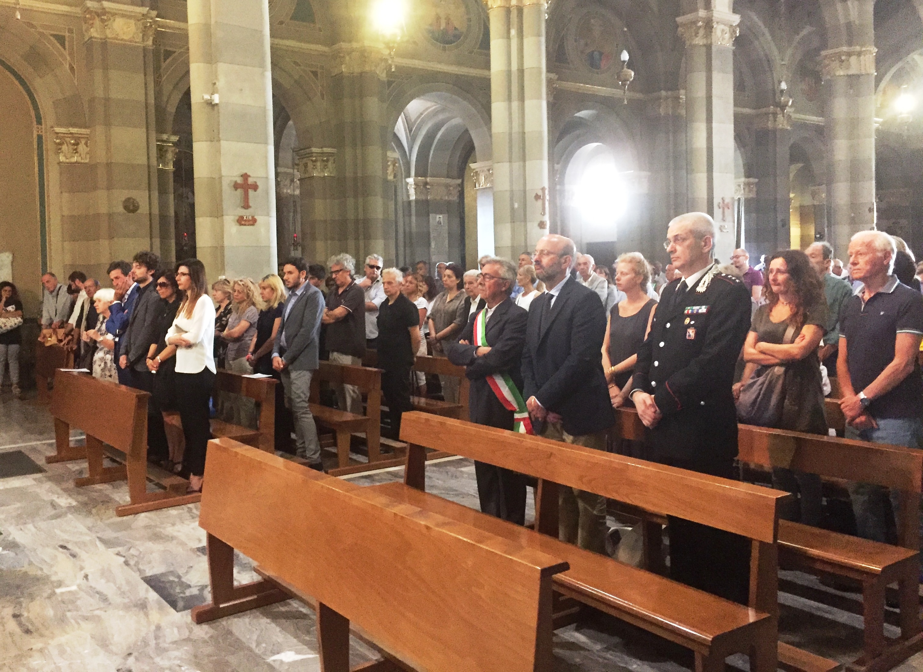 Addio commosso e partecipato per Beppe Manfredi: