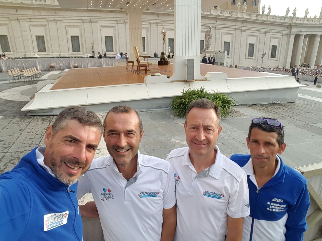 Nella mani di Papa Francesco la maglietta degli “Spazzorunners”, di corsa da Assisi a Roma per aiutare Giulia e i pazienti dell’Ospedaletto