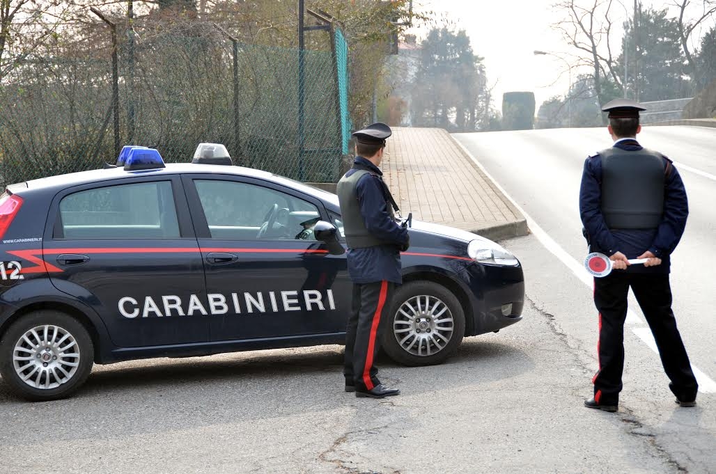 Entrano in una cascina e portano via macchine agricole senza averne diritto