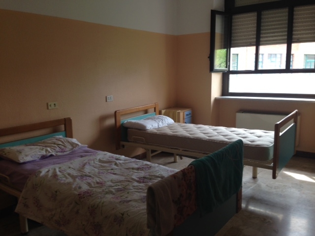 Per la signora Mazzù un tetto vero sulla testa: il dormitorio femminile, sperando in una casa vera