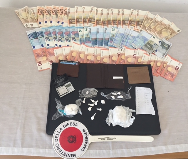 In manette ragazzo di 22 anni. Nel suo alloggio trovati 50 grammi di cocaina e gli appunti sullo spaccio in città
