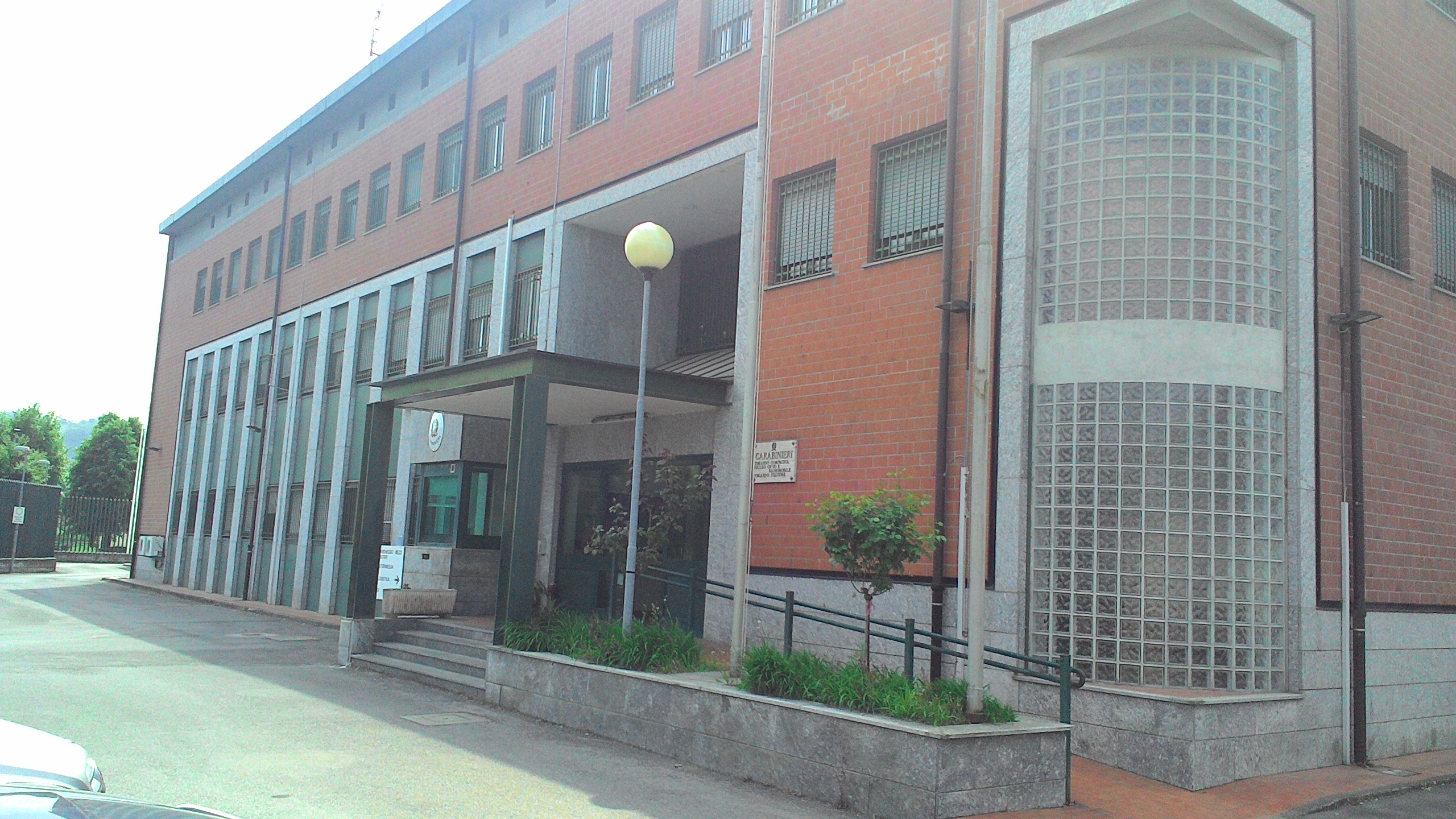 Mettono a segno un furto a Bistagno e ci riprovano a Terzo, ma un cittadino li costringe alla fuga