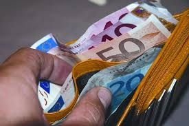 Chiamato a svolgere piccoli lavoretti in un alloggio ruba 600 euro tenuti in una borsa