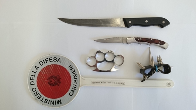 Nel furgone con due coltelli e due tirapugni: denunciati dai Carabinieri