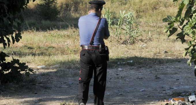 Scarica due frigoriferi e altri rifiuti in un campo: denunciato