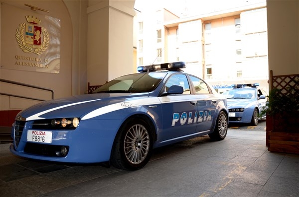 Spacca il finestrino dell’auto e ruba la borsa di una valenzana. Arrestato grazie all’aiuto di un commerciante di Corso Acqui
