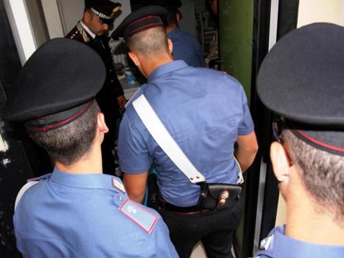 Usano le chiavi degli ex inquilini per trasferirsi abusivamente nell’alloggio sfitto