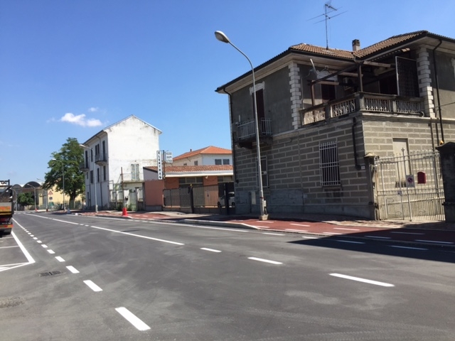 I pali in mezzo alla pista ciclabile sguinzagliano le critiche dell’opposizione