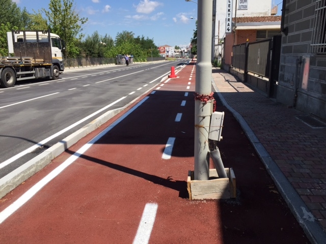 Pali della luce in mezzo alla pista ciclabile: “Saranno spostati alla fine dei lavori del Meier, non rimarrà alcun segno”