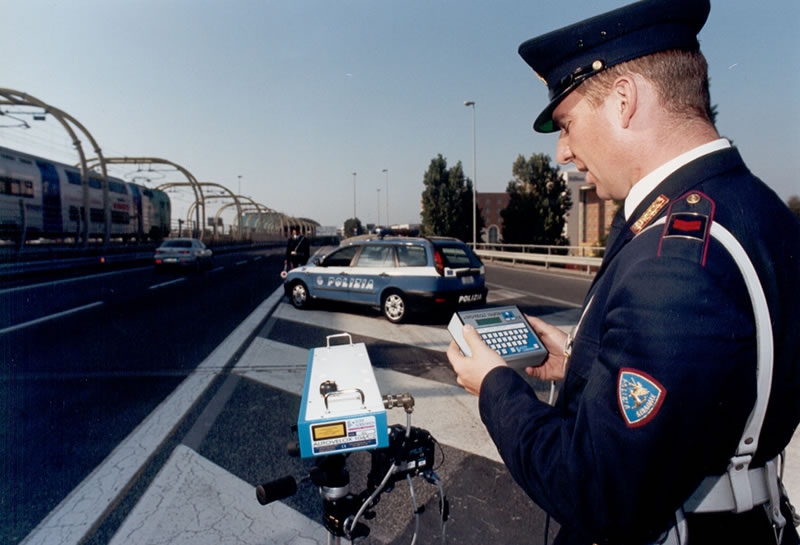 Sfreccia a 215 km/h in autostrada: fermato dalla Polstrada