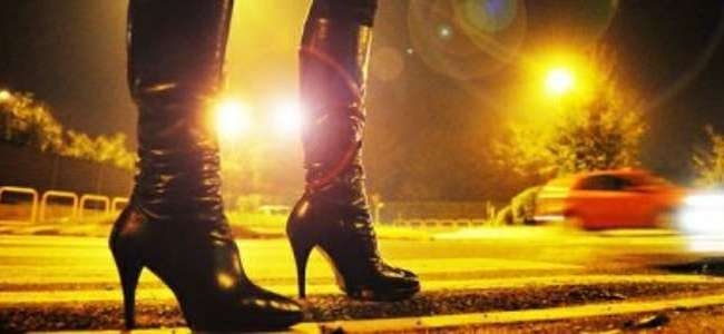Sfruttatore picchia una prostituta: denunciato per violenza privata