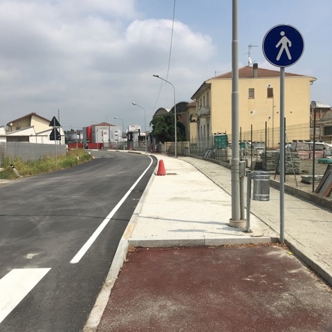 La pista ciclabile finisce contro lo scalino. Per Pasero “questo è il vero scandalo”