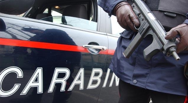 Parcheggiano l’auto nel cortile e vengono aggrediti da un condomino