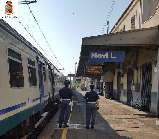 Fermato dai passeggeri del treno dopo aver picchiato e derubato una ragazza: in manette un 19enne