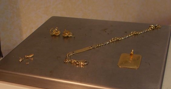 Ruba i gioielli di famiglia mentre i proprietari sono in ferie: denunciata una badante